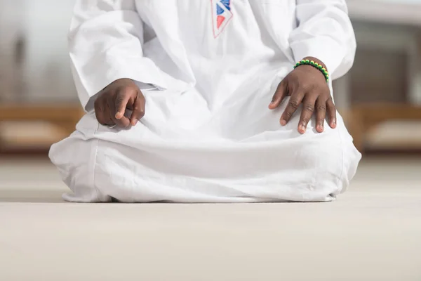 Jonge Afrikaanse moslim kerel bidden — Stockfoto