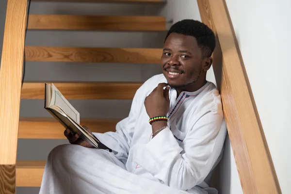 Joven musulmán africano rezando — Foto de Stock