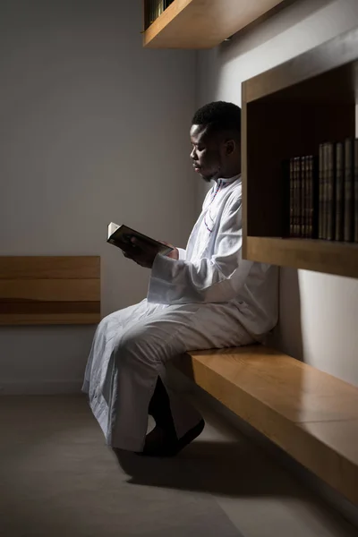 El hombre musulmán en Dishdasha está leyendo el Corán — Foto de Stock