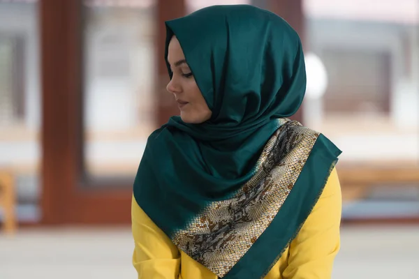 Humilde mujer musulmana de oración —  Fotos de Stock