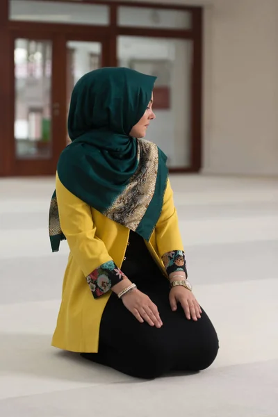 Humilde mujer musulmana de oración — Foto de Stock