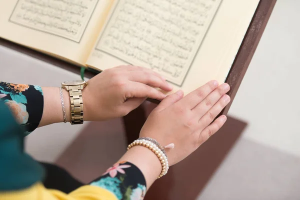 特写穆斯林女人读古兰经 》 — 图库照片