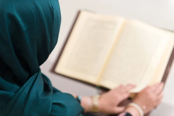 De moslimvrouw close-up Is het lezen van de Koran — Stockfoto