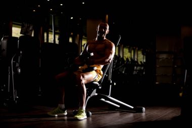 Spor salonunda duran siluet vücut geliştirmeci