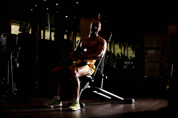 Silhouette Bodybuilder Berdiri di dalam Gym — Stok Foto