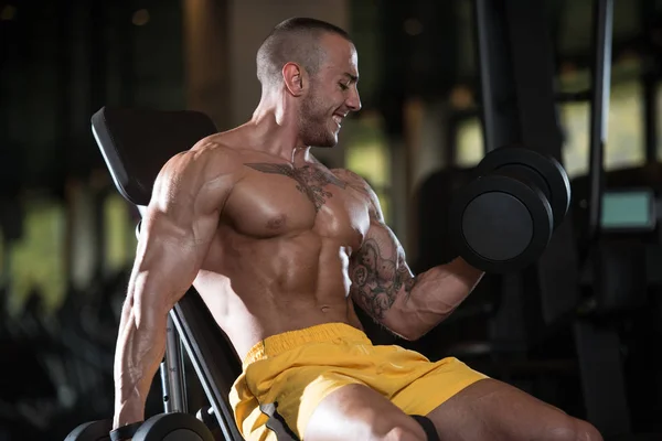 Man met halters Biceps trainen — Stockfoto