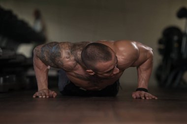 spor salonunda basın yapan genç erkek ups