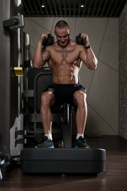 Bacak egzersiz makine üzerinde