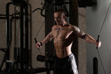 Göğüs egzersiz kablo crossover