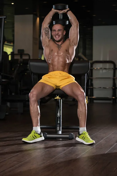 Ejercicio de tríceps con mancuerna en un gimnasio —  Fotos de Stock