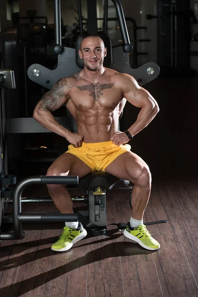 Portret przystojny mężczyzna odpoczynek na siłowni — Zdjęcie stockowe