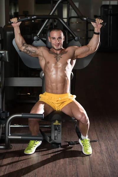 健美运动员回在健身房锻炼身体 — 图库照片