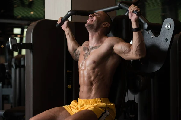 Athlète faisant un exercice de poids lourd pour le dos — Photo
