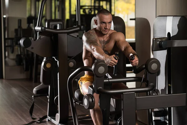 Sportler macht Krafttraining für den Rücken — Stockfoto