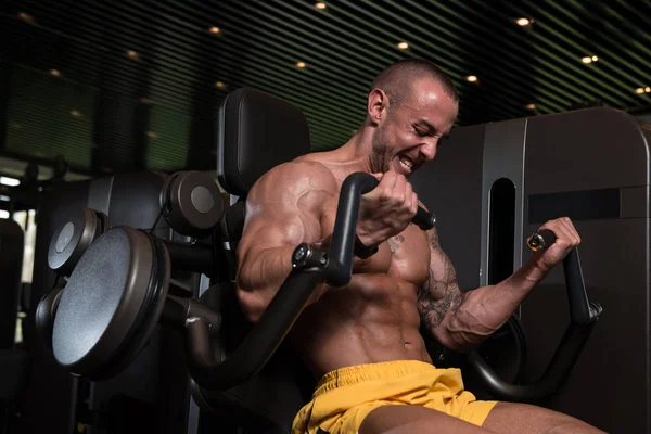 Bodybuilder uitoefening Biceps In Ondershirt — Stockfoto