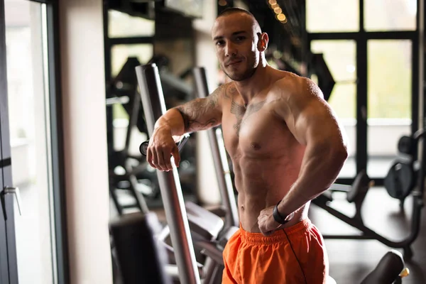 Müder Trainer nach dem Training mit Fitnessgewichten — Stockfoto