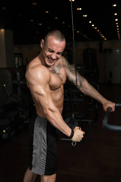Giovane uomo che esercita Triceps in palestra — Foto Stock