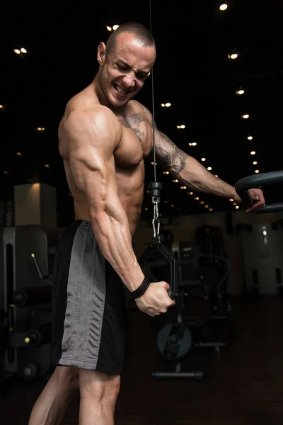 Kroppsbyggare tränar Triceps på maskin — Stockfoto