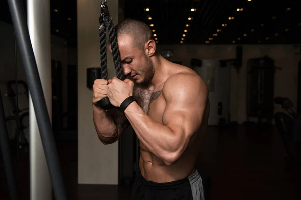 Bodybuilder uitoefening van Triceps op Machine — Stockfoto