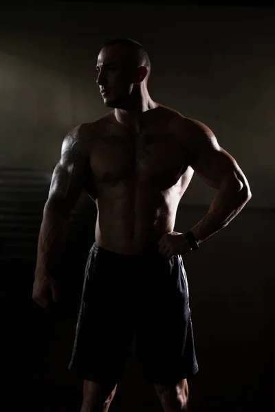 Silhouette Bodybuilder stående i gymmet — Stockfoto