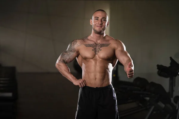 Muskulöser Mann zeigt Daumen hoch — Stockfoto
