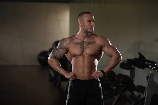 Bodybuilder flexar muskler — Stockfoto