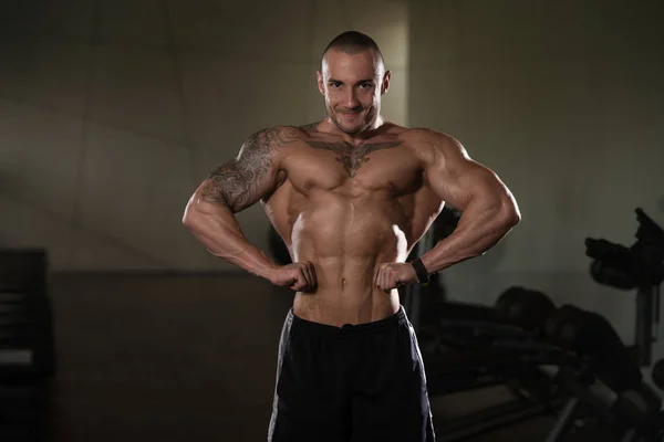 Retrato de un joven musculoso físicamente en forma —  Fotos de Stock