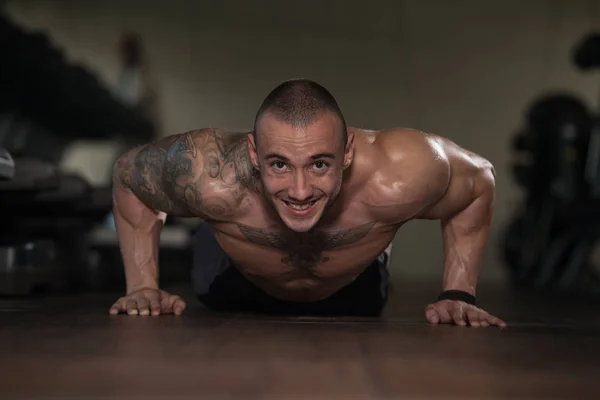 Jeune homme faisant de l'exercice push ups — Photo