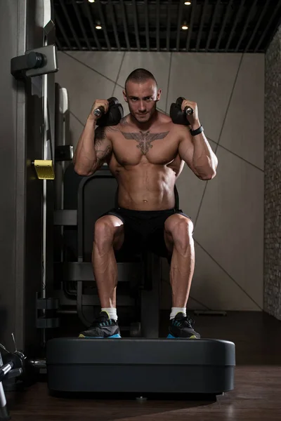 Entrenamiento de piernas en la máquina — Foto de Stock