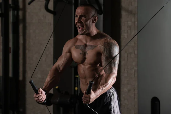 Entrenamiento en el pecho con cables — Foto de Stock