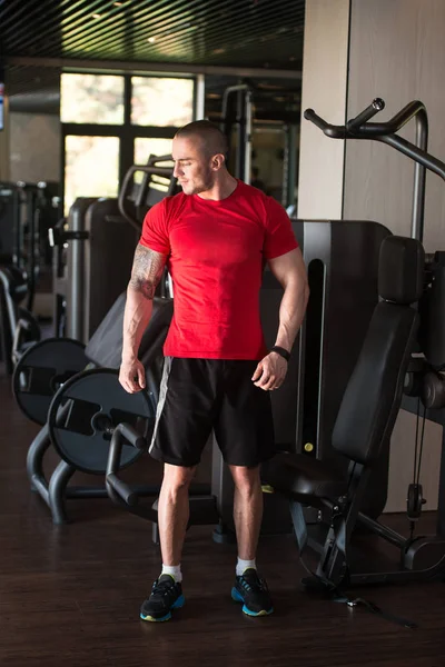 Hombre posando en camiseta roja —  Fotos de Stock