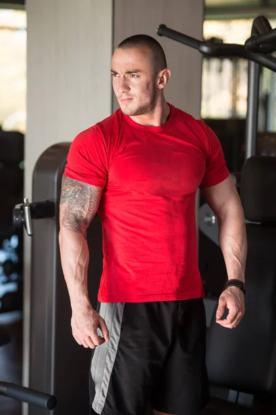 Hombre posando en camiseta roja — Foto de Stock