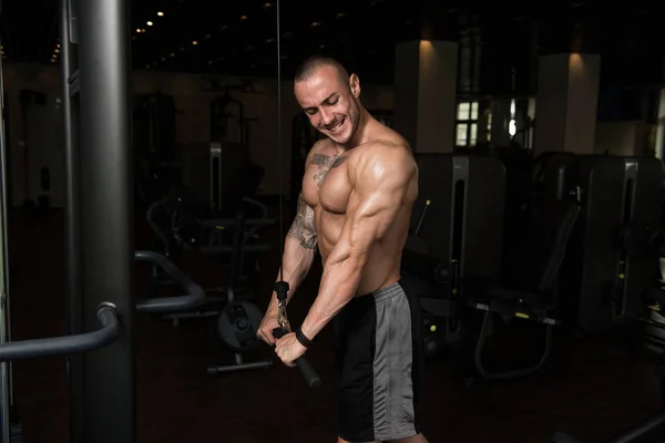 Ung man tränar triceps i gymmet — Stockfoto