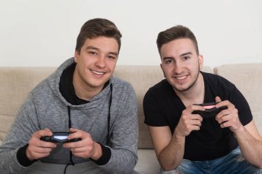 dwóch przyjaciół, grając w gry wideo
