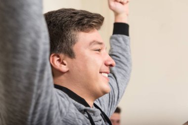 En iyi video oyunları oynarken arkadaşlar