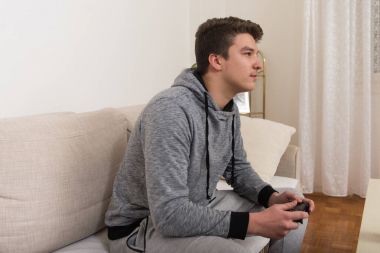 Adam yeni bir video oyunu ile eğleniyor