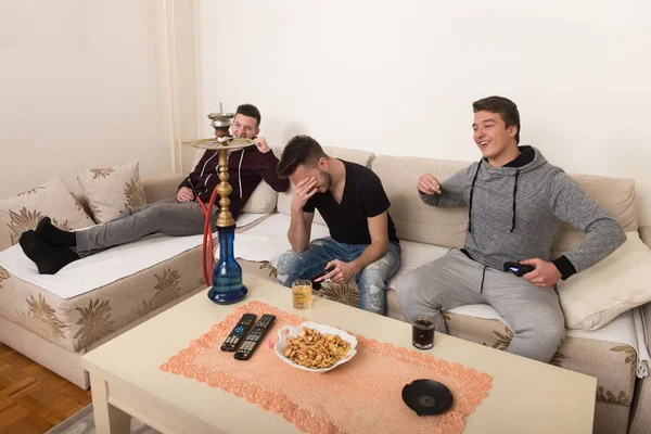 Tres amigos jugando videojuegos — Foto de Stock