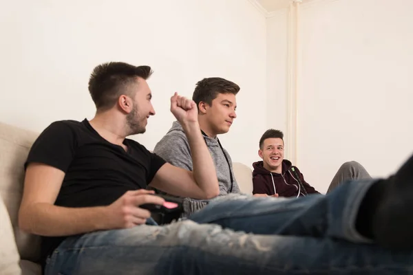 Homens se divertindo com um novo videogame — Fotografia de Stock