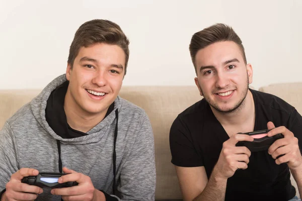 Män spelar videospel och hålla Joystick — Stockfoto