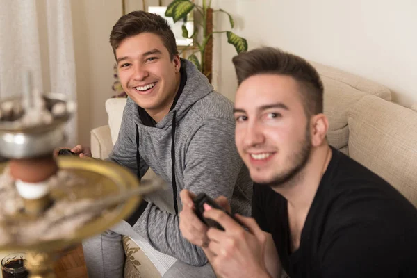 Retrato de homens risos animados jogando videogames — Fotografia de Stock