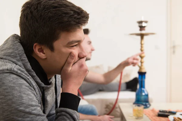 Twee knappe jonge mannen spelen van videogames op kamer — Stockfoto