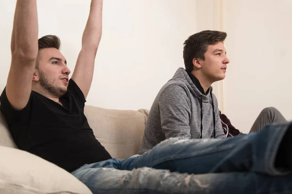 Due bei giovani uomini che giocano ai videogiochi in camera — Foto Stock