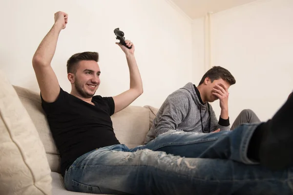 Ritratto di uomini ridenti eccitati che giocano ai videogiochi — Foto Stock