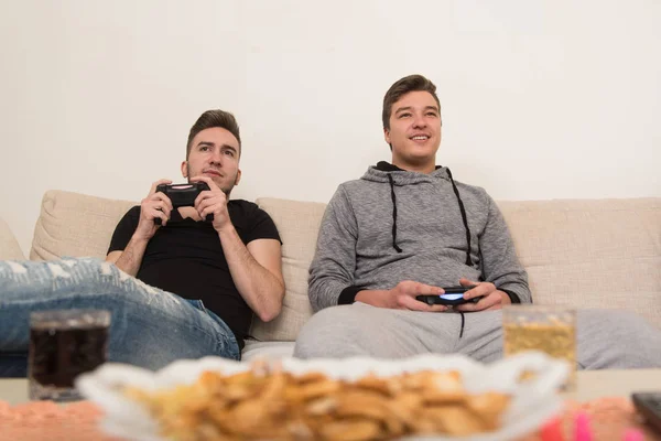 Melhores amigos jogando videogames — Fotografia de Stock