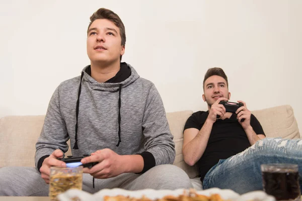 Homens jogando Videogames e segurando Joystick — Fotografia de Stock