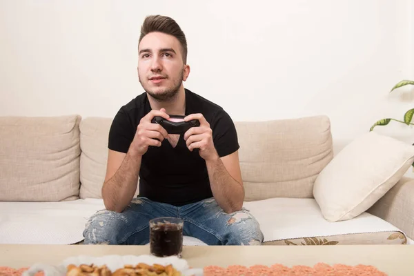 Homem jogando videogames e segurando joystick — Fotografia de Stock