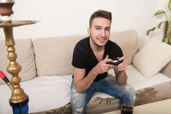 Молодий чоловік грає у відеоігри — стокове фото