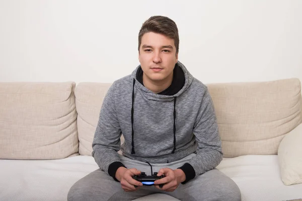 Uomo che gioca ai videogiochi e tiene il joystick — Foto Stock