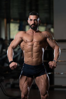 Yakışıklı adam kasların esneme