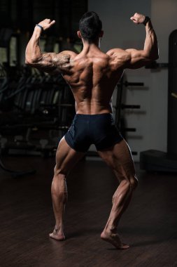 Yakışıklı adam kasların esneme